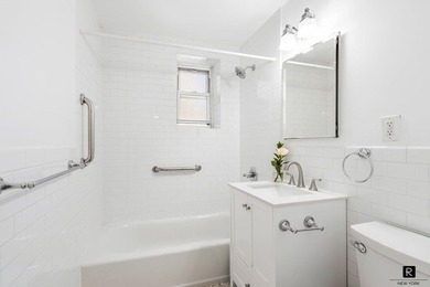 Rarely does a Manhattan 2 BR CONDO at this price offer this much - photo 8