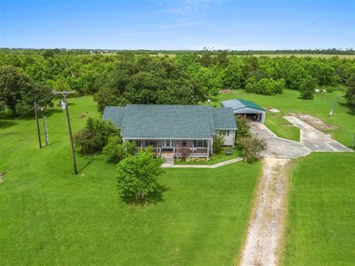 This beautifully maintained 3-bedroom, 2.5-bath home is nestled - photo 3