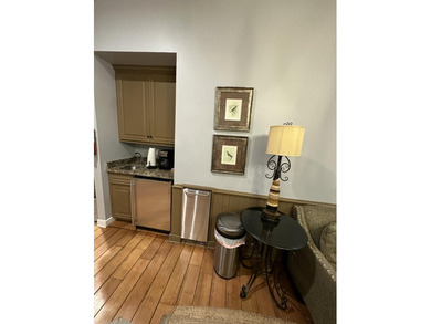 Located on scenic Lake Waverly, this all-on-one-level 4-bedroom - photo 6