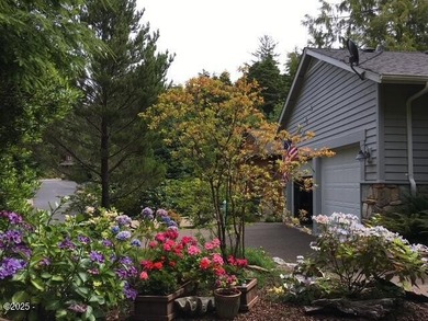 Custom built single level home with vaulted ceilings, gas - photo 2