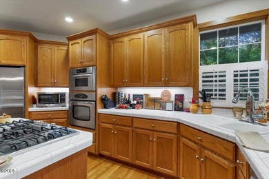 Custom built single level home with vaulted ceilings, gas - photo 14