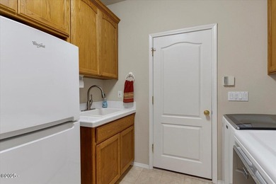 Custom built single level home with vaulted ceilings, gas - photo 37