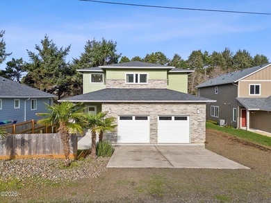 Roads End spacious and modern expansive open concept living home - photo 2
