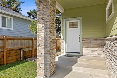 Roads End spacious and modern expansive open concept living home - photo 4