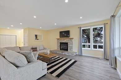 Roads End spacious and modern expansive open concept living home - photo 8