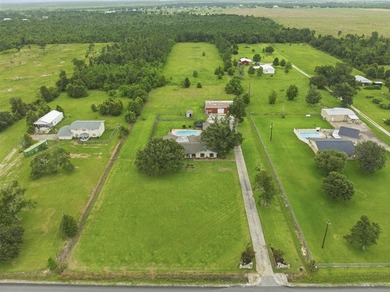 Escape to your own private retreat with this exceptional - photo 2