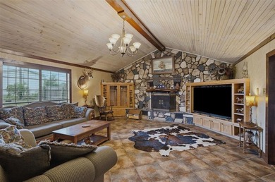 Escape to your own private retreat with this exceptional - photo 4